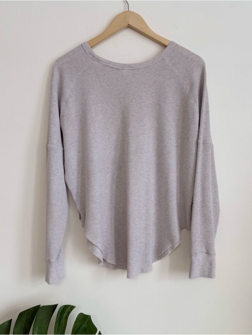 TNA Light Gray Waffle Knit Thermal Curved Hem Long Sleeve Top Large - Picture 2 of 8